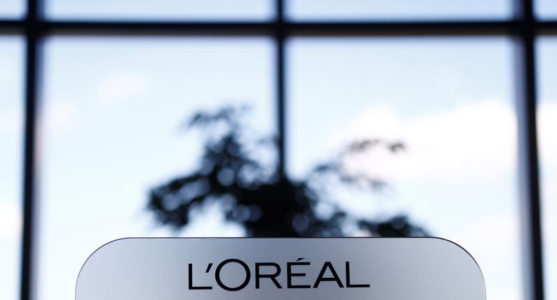 &copy; Reuters. FILE PHOTO: A L'Oreal logo is seen at the company's offices in Levallois-Perret, near Paris, France, May 7, 2021. REUTERS/Christian Hartmann