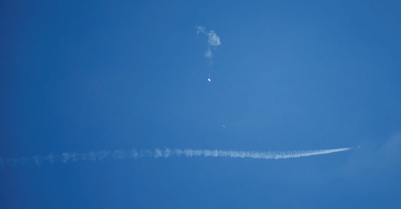 © Reuters. A jet flies by a suspected Chinese spy balloon after shooting it down off the coast in Surfside Beach, South Carolina, U.S. February 4, 2023.  REUTERS/Randall Hill    