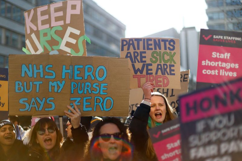 &copy; Reuters. Enfermeiras protestam durante greve de profissionais de saúde, do lado de fora do hospital St Thomas, em Londres
06/02/2023
REUTERS/Peter Nicholls