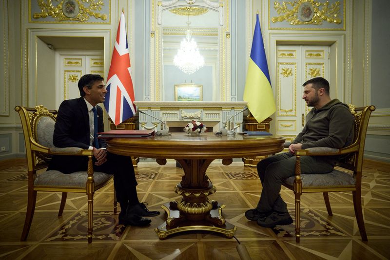 &copy; Reuters. Ukraine's President Volodymyr Zelenskiy meets with British Prime Minister Rishi Sunak during his visit, as Russia's attack on Ukraine continues, in Kyiv, Ukraine November 19, 2022.   Ukrainian Presidential Press Service/Handout via REUTERS  