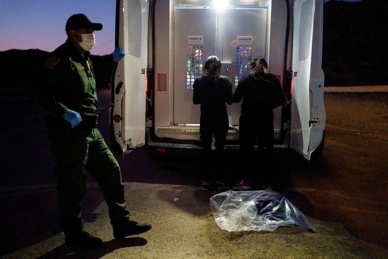 &copy; Reuters. FILE PHOTO: Two Ecuadorian women are processed by a U.S. Border Patrol agent after they crossed the border from Mexico into Sunland Park, in New Mexico, U.S., September 17, 2021. REUTERS/Paul Ratje