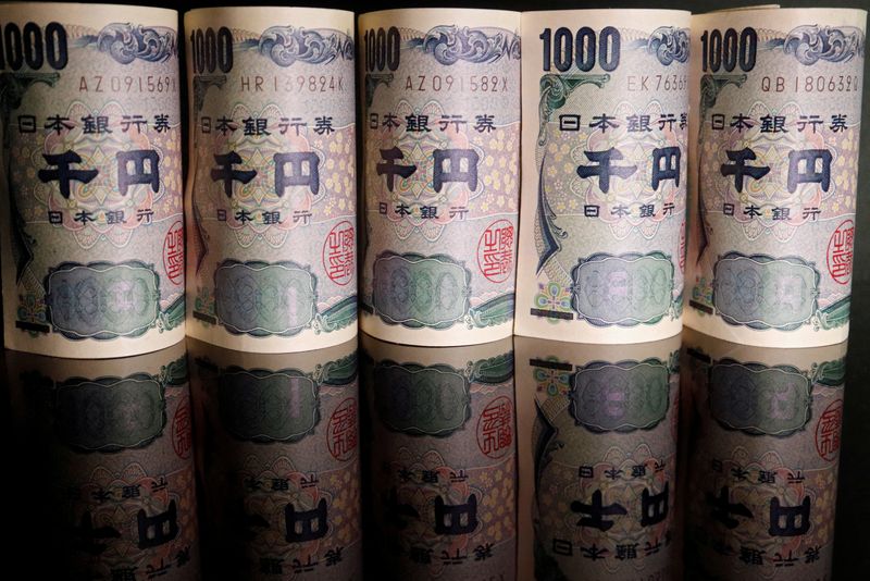 &copy; Reuters. FILE PHOTO: Banknotes of Japanese yen are seen in this illustration picture taken September 23, 2022. REUTERS/Florence Lo/Illustration/File Photo