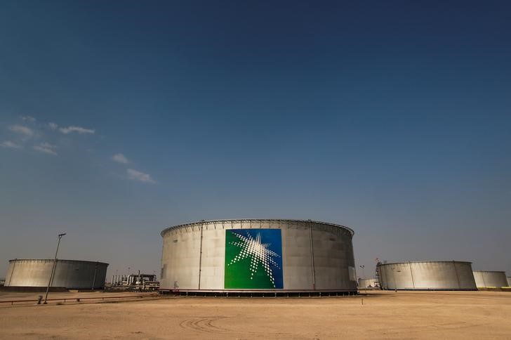 &copy; Reuters. 　サウジアラビアは、代表油種アラブ・ライトのアジア向け公式販売価格を６カ月ぶりに引き上げた。複数の関係者が６日明らかにした。写真はサウジアラビア・アブカイクにあるサウジア