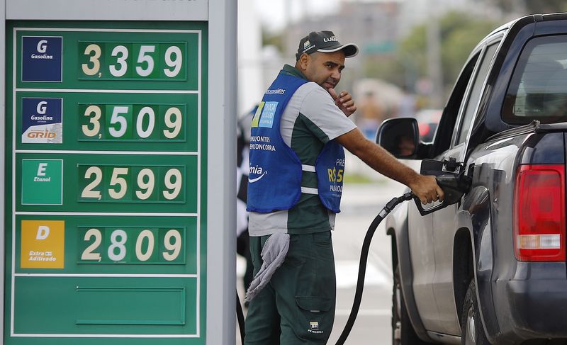 © Reuters. Abastecimento em posto de combustíveis no Rio de Janeiro
27/01/2023
REUTERS/Ricardo Moraes