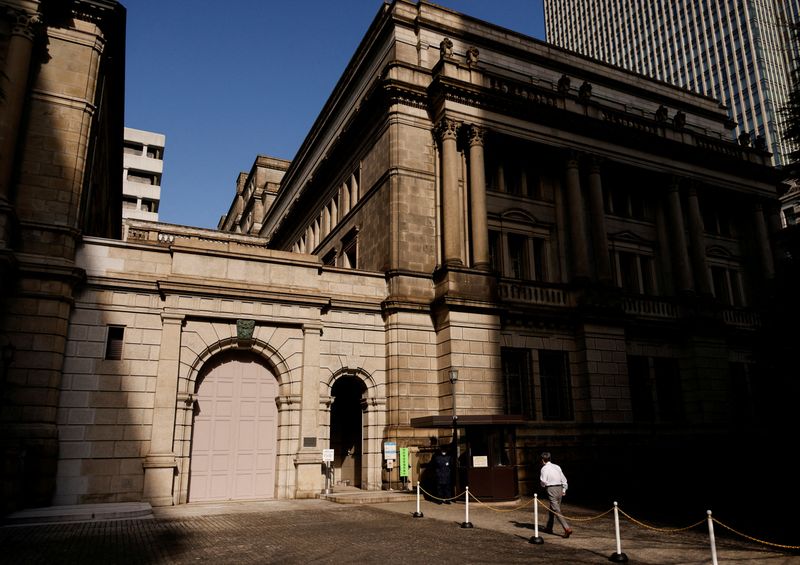 &copy; Reuters. ４月８日に任期満了となる日銀の黒田東彦総裁の後任人事案について、政府が２人の副総裁候補とともに来週国会に提示する方向で調整していることが７日、分かった。写真は日銀本店。１