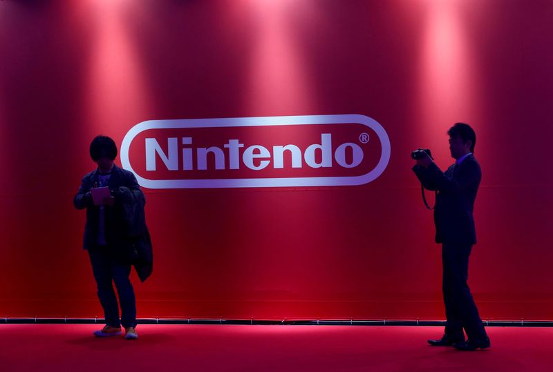 &copy; Reuters. FILE PHOTO: People stand in front of Nintendo's logo in Tokyo, Japan January 13, 2017. REUTERS/Kim Kyung-Hoon