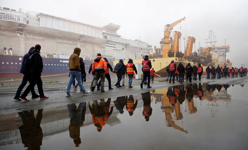 &copy; Reuters. FILE PHOTO: French energy workers on strike gather with dockers to protest against French government's pension reform plan, in the port of Saint-Nazaire, France, January 26, 2023. REUTERS/Stephane Mahe