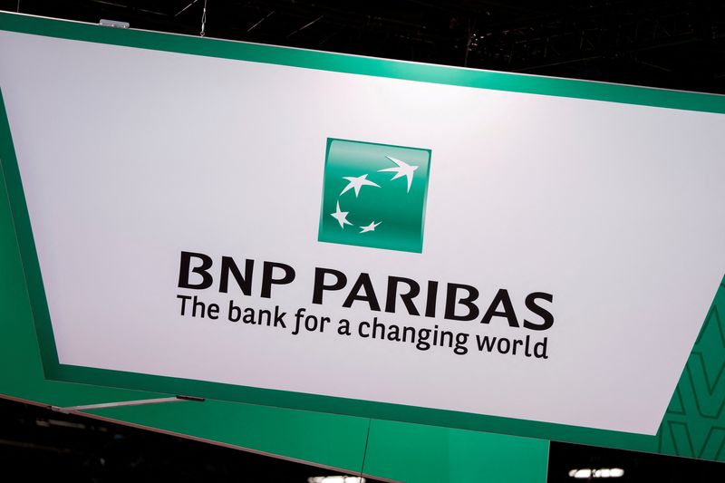 &copy; Reuters. Il logo di BNP Paribas è visibile presso il suo spazio espositivo, in occasione della conferenza Viva Technology dedicata all'innovazione e alle startup presso il centro espositivo Porte de Versailles a Parigi, Francia, 15 giugno 2022. REUTERS/Benoit Tes