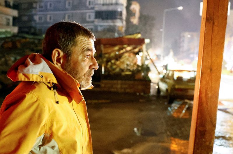 &copy; Reuters. Un hombre mientras continúa la búsqueda de supervivientes tras un terremoto, en Osmaniye, Turquía, 6 de febrero de 2023. REUTERS/Suhaib Salem