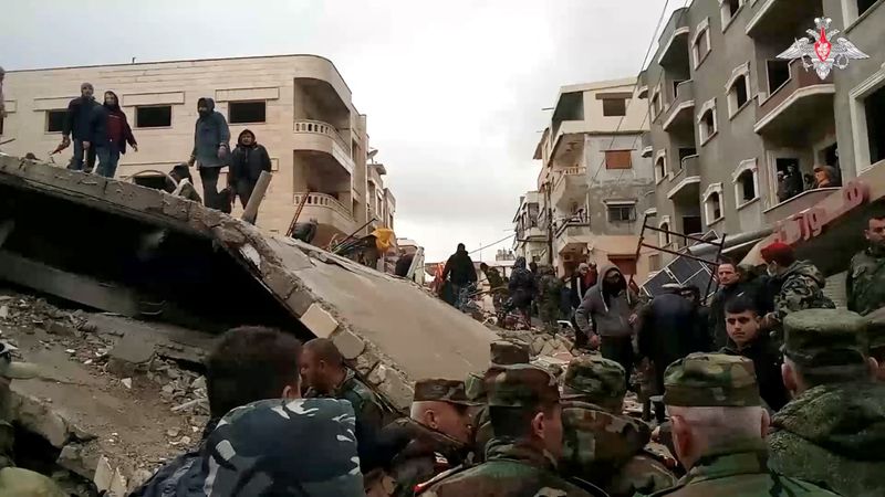 &copy; Reuters. أفراد من القوات الروسية في اللاذقية يشاركون يوم الثلاثاء في عمليات انتشال الضحايا والجثامين من تحت أنقاض مبان تهدمت بسبب الزلزال الذي ضرب ا