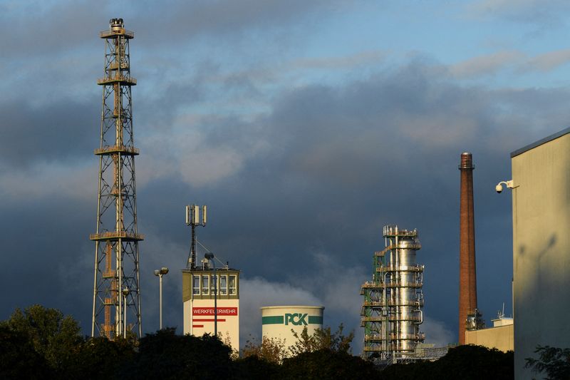 &copy; Reuters. FILE PHOTO: A view shows oil processing facilities of a PCK oil refinery in Schwedt, Germany October 1, 2022. REUTERS/Annegret Hilse/File Photo