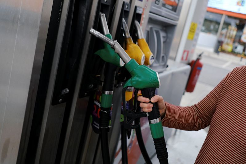 &copy; Reuters. FILE PHOTO: A person uses a petrol pump, as the price of petrol rises, in Lisbon, Portugal, March 7, 2022. Picture taken March 7, 2022. REUTERS/Pedro Nunes