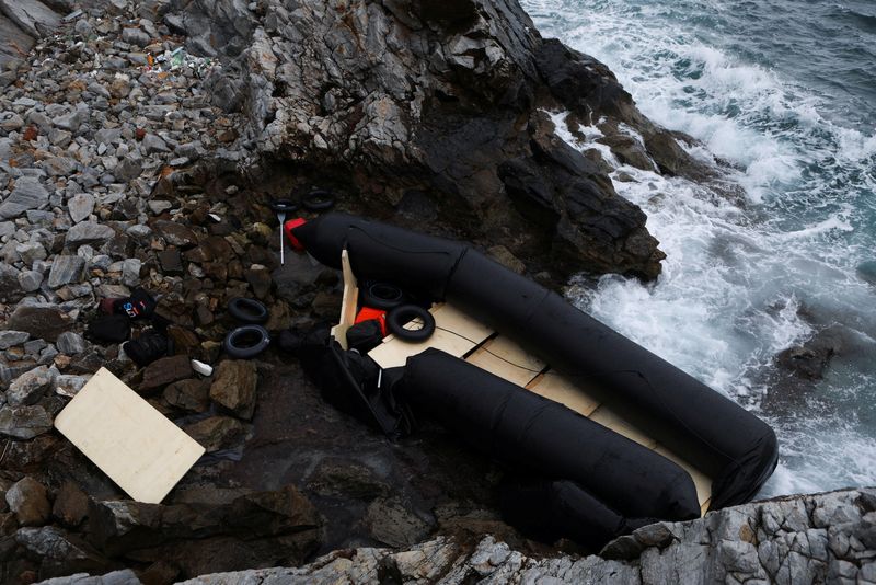 © Reuters. قارب مطاطي مُفرغ من الهواء بعد تحطم سفينة تقل مهاجرين على شاطئ بالقرب من جزيرة ليسبوس يوم الثلاثاء. تصوير: إلياس ماركو - رويترز