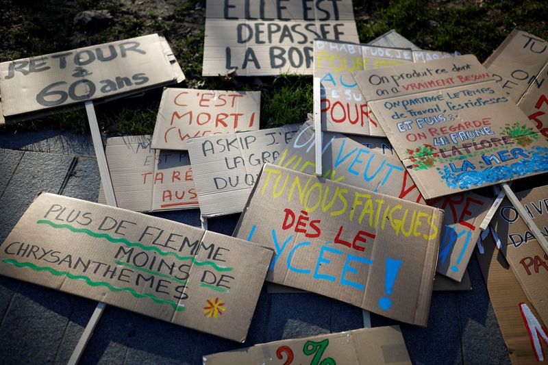 &copy; Reuters. لافتات احتجاج على خطة الحكومة المتعلقة بالمعاشات على الأرض خلال احتجاج في نانت يوم الثلاثاء. تصوير: ستيفين ماه - رويترز