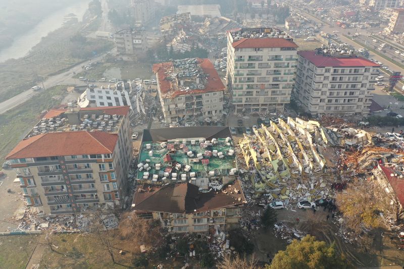 © Reuters. An aerial view shows collapsed and damaged buildings after an earthquake in Hatay, Turkey February 7, 2023. REUTERS/Umit Bektas
