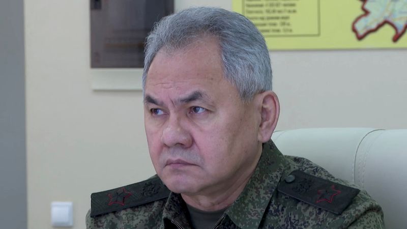 &copy; Reuters. Ministro da Defesa da Rússia, Sergei Shoigu, visita tropas russas envolvidas em guerra na Ucrânia em local não revelado
17/01/2023 Ministério da Defesa da Rússia/Divulgação via REUTERS