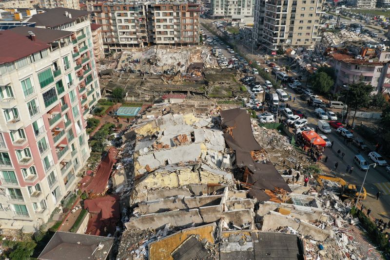 &copy; Reuters. مشهد جوي يظهر مباني في خطاي يوم الثلاثاء لحق بها الدمار وأخرى لحقت بها أضرار جراء الزلزال الذي ضرب المنطقة يوم الاثنين. تصوير: أوميت بيكطاش - 