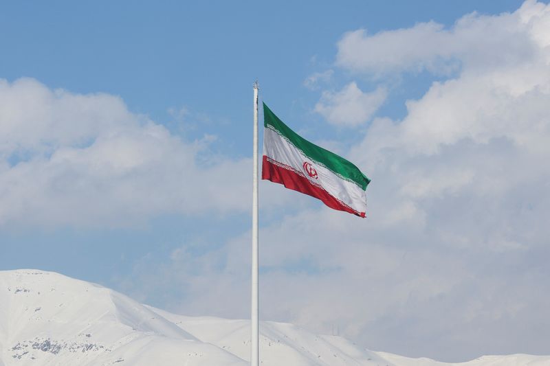 &copy; Reuters. العلم الإيراني يرفرف في أحد شوارع طهران في الأول من فبراير شباط 2023. صورة لرويترز من وكالة أنباء غرب آسيا.