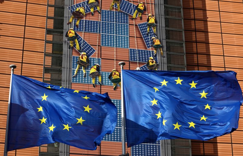&copy; Reuters. FOTO DE ARCHIVO: Banderas de la Unión Europea ondean frente a la sede de la Comisión de la UE, en Bruselas, Bélgica, 1 de febrero de 2023 REUTERS/Yves Herman/File Photo
