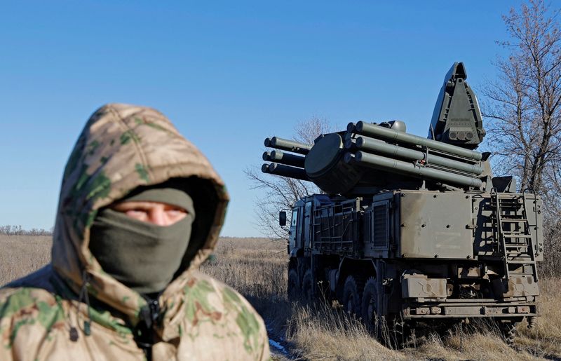 &copy; Reuters. Un membro del servizio russo davanti a un sistema missilistico antiaereo Pantsir in servizio di combattimento nella regione di Lugansk