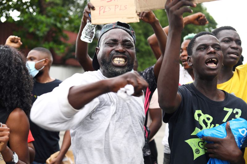 © Reuters. FILE PHOTO: Nigerians take part in a protest against alleged violence, extortion and harrassment from Nigeria's Special Anti-Robbery Squad (SARS), in Lagos, Nigeria October 11, 2020. REUTERS/Temilade Adelaja/File Photo