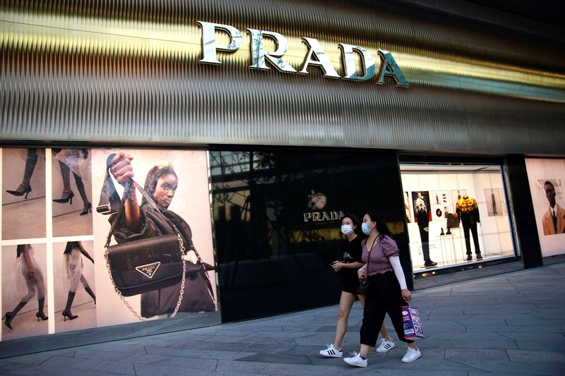 &copy; Reuters. Des personnes passent devant un magasin Prada à Pékin, en Chine. /Photo prise le 19 septembre 2020/REUTERS/Tingshu Wang
