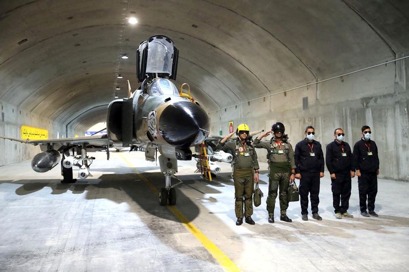 © Reuters. طائرة عسكرية تظهر في قاعدة عقاب 44، أول قاعدة جوية تحت الأرض كشفت إيران عنها النقاب يوم الثلاثاء. صورة لرويترز من وكالة أنباء غرب آسيا