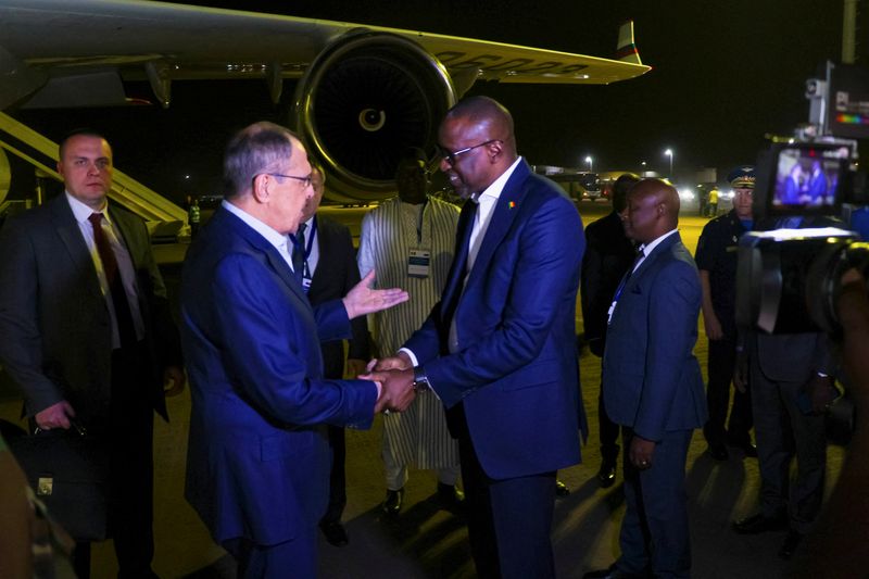 &copy; Reuters. Russian Foreign Minister Sergei Lavrov is welcomed by his Malian counterpart Abdoulaye Diop as he arrives for a two-day visit in Bamako, Mali February 7, 2023. REUTERS/Fatoma Coulibaly