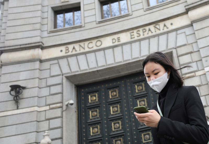 &copy; Reuters. FOTO DE ARCHIVO: Una mujer pasa por delante del Banco de España, en medio de la preocupación por el brote de coronavirus, en Madrid, España el 14 de marzo de 2020. REUTERS/Nacho Doce