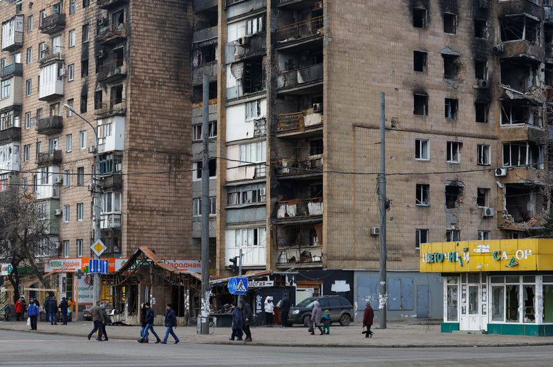 &copy; Reuters. People walk along a street, in the course of Russia-Ukraine conflict in Mariupol, Russian-controlled Ukraine, December 24, 2022. REUTERS/Alexander Ermochenko/File Photo