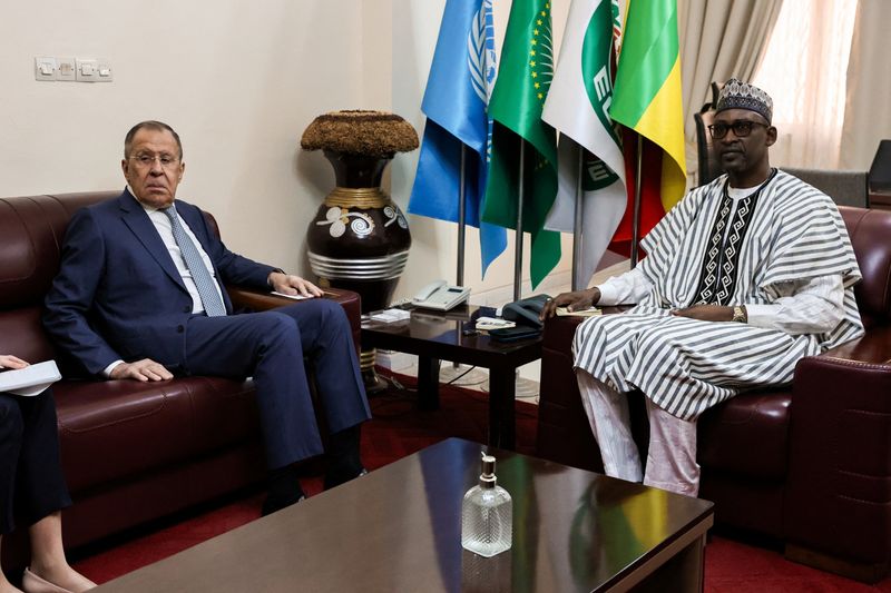 © Reuters. Russian Foreign Minister Sergei Lavrov attends a meeting with his Malian counterpart Abdoulaye Diop in Bamako, Mali, February 7, 2023. Russian Foreign Ministry/Handout via REUTERS