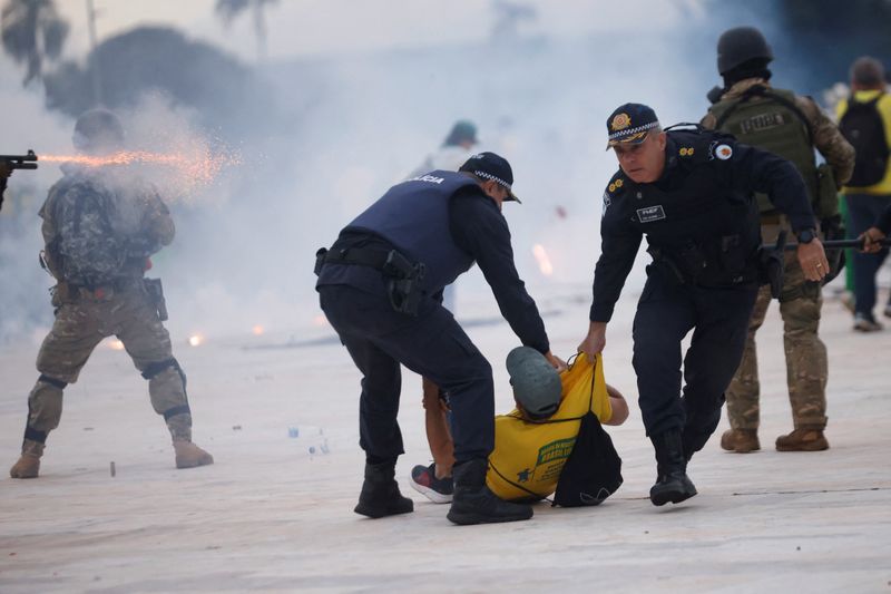 © Reuters. Colonel Jorge Eduardo Naime detains a supporter of Brazil's former President Jair Bolsonaro during a demonstration against President Luiz Inacio Lula da Silva, in Brasilia, Brazil, January 8, 2023. REUTERS/Adriano Machado