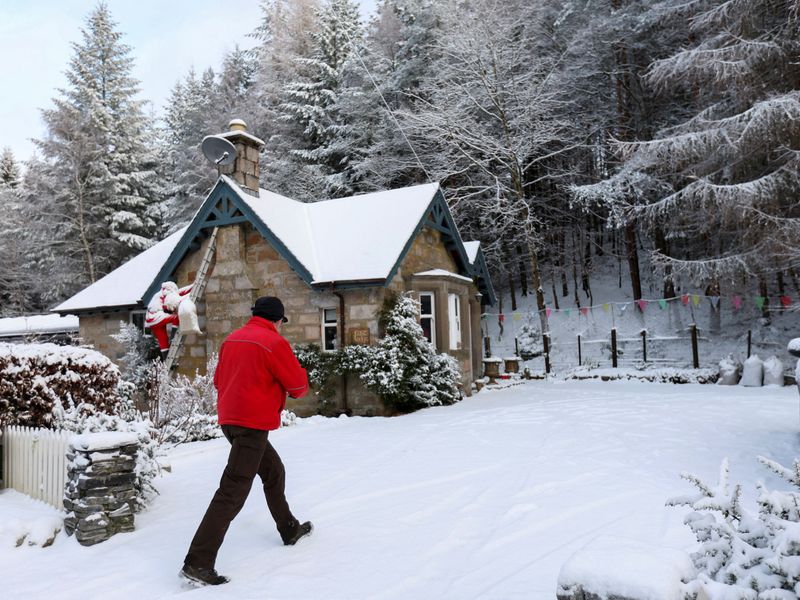 &copy; Reuters. FILE PHOTO: A Royal Mail postman makes a delivery in Pitlochry, Scotland, Britain December 17, 2022. REUTERS/Russell Cheyne