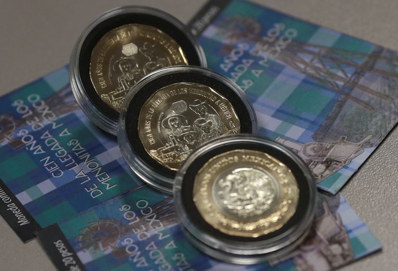 &copy; Reuters. Three twenty pesos coins are seen, as Mexico's Central Bank (Banco de Mexico) puts into circulation a twenty pesos coin which commemorates the 100th anniversary of the arrival of the Mennonites to the country, in this picture illustration taken August 9, 