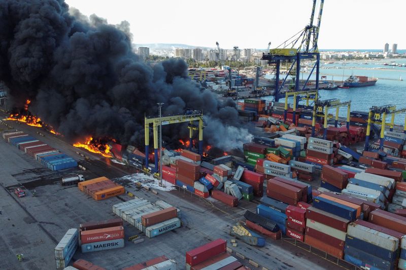 &copy; Reuters. دخان يتصاعد جراء اندلاع حريق في حاويات بميناء مدينة إسكندرون التركية يوم الثلاثاء التي ضربها الزلزال يوم الاثنين. تصوير: بنوا تيسيه - رويترز