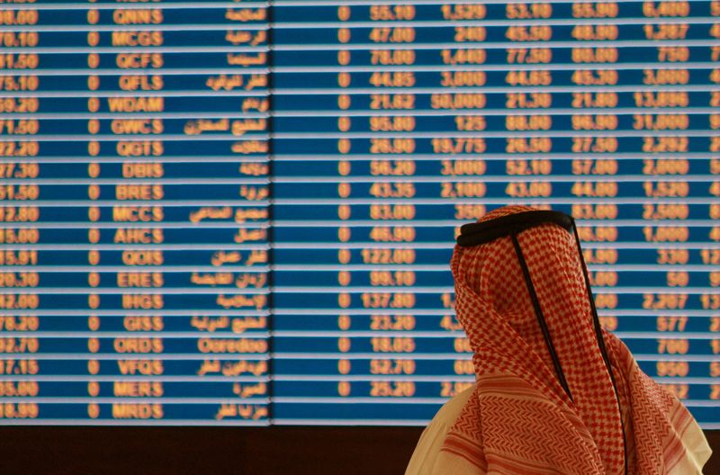 &copy; Reuters. متعامل يراقب شاشة إلكتروينة تعرض أسعار الأسهم في الدوحة بصورة من أرشيف رويترز.