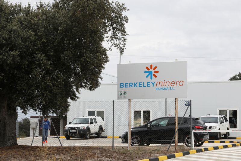 &copy; Reuters. FOTO DE ARCHIVO. Las oficinas de la compañía minera australiana Berkeley Energía cerca de una mina de uranio a cielo abierto planeada en Retortillo, cerca de Salamanca, España