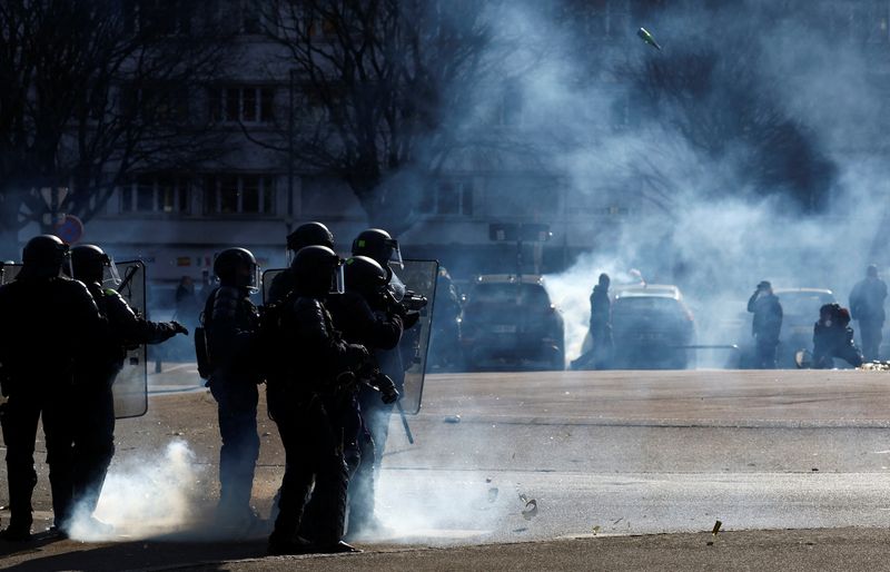 &copy; Reuters. Polícia francesa se posiciona em meio a confrontos com manifestantes que protestam contra a proposta de reforma da Previdência do governo em Nantes
07/02/2023 REUTERS/Stephane Mahe