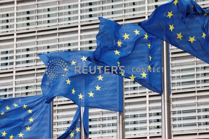 &copy; Reuters. Bandiere dell'Unione Europea di fronte all'edificio della Commissione europea a Bruxelles. 28 settembre 2022. REUTERS/Yves Herman/File Photo