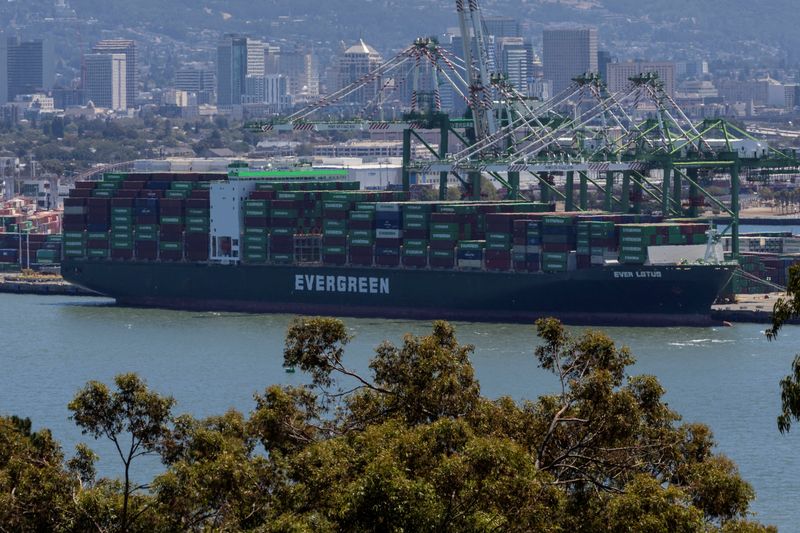 &copy; Reuters. FOTO DE ARCHIVO: Un carguero lleno de contenedores se ve en el puerto de Oakland