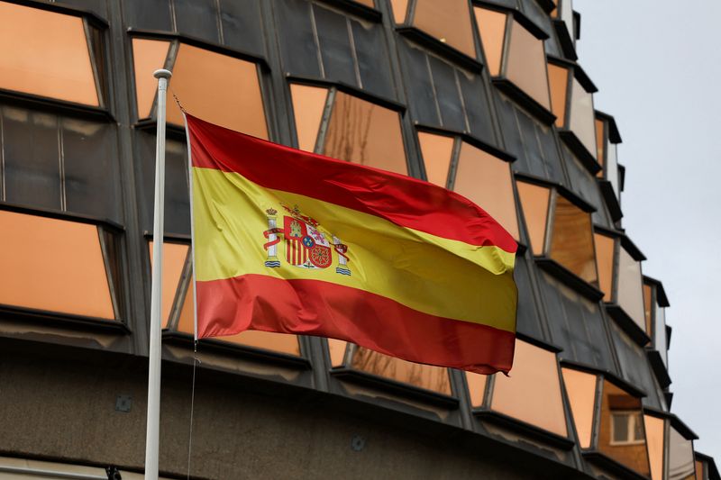 &copy; Reuters. La bandiera spagnola all'esterno dell'edificio della Corte Costituzionale a Madrid, Spagna, 29 dicembre 2022. REUTERS/Violeta Santos Moura