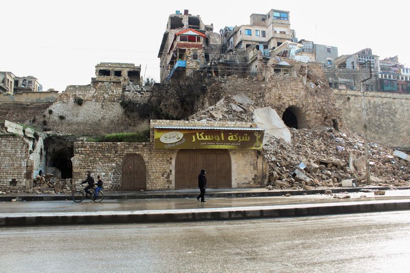 &copy; Reuters. جانب من الدمار الذي لحق بمبان بالبلدة القديمة في حلب يوم الثلاثاء. تصوير: فراس المقدسي - رويترز. 