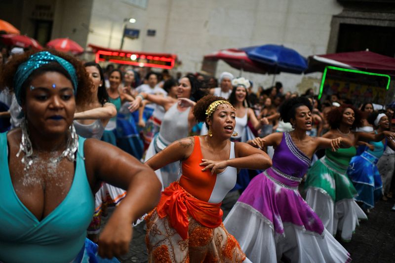 &copy; Reuters. Foliões celebram início do mês de Carnaval no bloco anual "Tambores de Olokun", no Rio de Janeiro, Brasil
05/02/2023
REUTERS/Lucas Landau