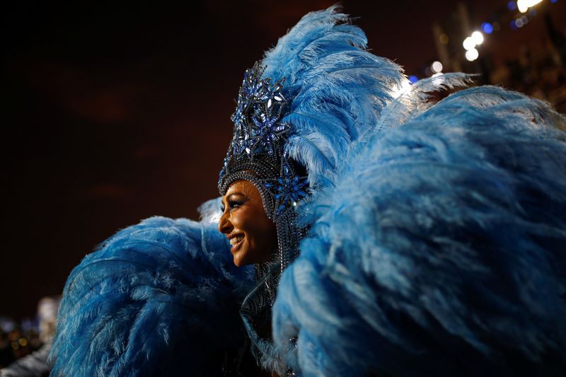 © Reuters. La reina del tambor Sabrina Sato de la escuela de samba Unidos de Vila Isabel actúa durante la segunda noche del desfile de Carnaval en el Sambódromo de Río de Janeiro, Brasil, 24 de abril de 2022. REUTERS/Amanda Perobelli