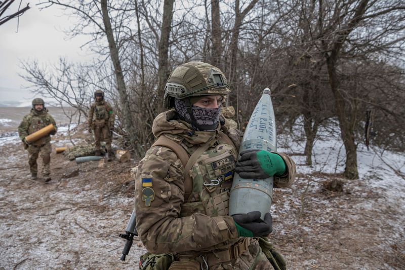 &copy; Reuters. Miembros de la 3ª Brigada de Asalto Separada (Unidad Azov) de las Fuerzas Armadas de Ucrania se preparan para disparar el obús de 152 mm 2A65 Msta-B, en medio del ataque de Rusia a Ucrania, cerca de Bahmut, en la región de Donetsk, Ucrania, el 6 de feb