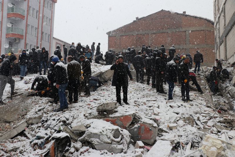 &copy; Reuters. FOTO DE ARCHIVO. Rescatistas sacan a una persona de un edificio derrumbado tras un terremoto en Malatya, Turquía. 6 de febrero de 2023. Ihlas News Agency (IHA) vía REUTERS 