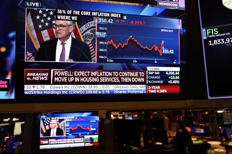 &copy; Reuters. TV mostra o anúncio de juros do chair do Federal Reserve na Bolsa de Valores de Nova York
01/02/2023
REUTERS/Andrew Kelly