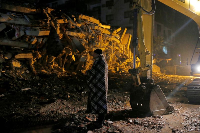 &copy; Reuters. トルコのエルドアン大統領は７日、大地震で被災した南部１０県を対象に３カ月間の非常事態を宣言した。被災地で６日撮影（２０２３年　ロイター/Dilara Senkaya）