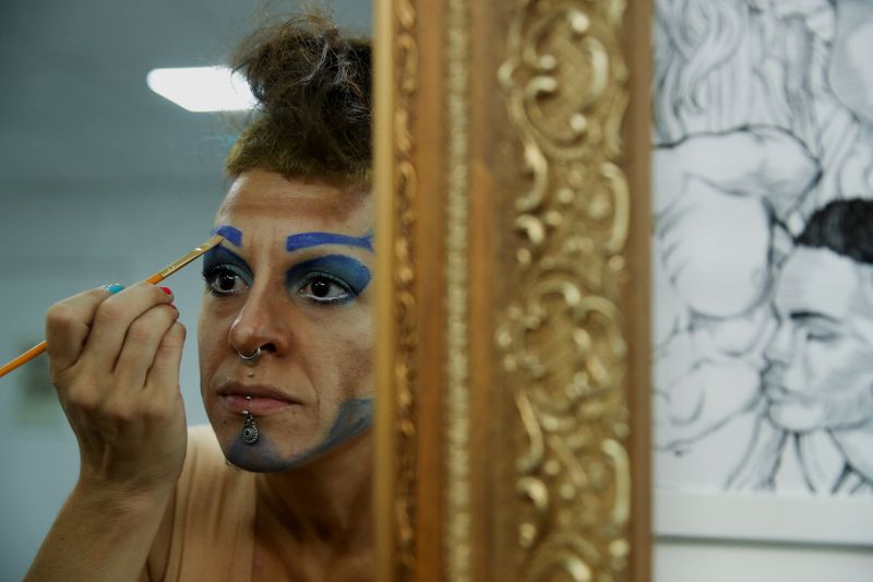 &copy; Reuters. Hinacio King se prepara para participar de concurso de drag king, em São Paulo, Brasil
05/02/2023
REUTERS/Carla Carniel