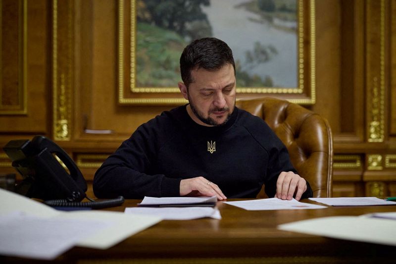 &copy; Reuters. Presidente ucraniano, Volodymyr Zelenskiy, durante telefonema com o premiê britânico, Rishi Sunak, em Kiev, Ucrânia 
14/01/2023
Serviço Presidencial Ucraniano/Disponibilizado via REUTERS 